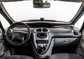 Подержанный автомобиль Citroen Xsara Picasso 2008 года (11 фото)