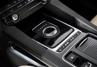 Подержанный автомобиль Jaguar F-Pace 2019 года (12 фото)