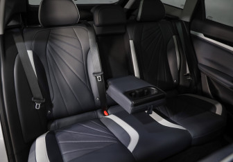 Подержанный автомобиль Geely Atlas 2024 года (26 фото)