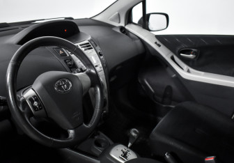 Подержанный автомобиль Toyota Yaris Hatchback 2007 года (9 фото)