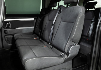 Подержанный автомобиль Peugeot Traveller 2018 года (10 фото)