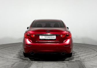 Подержанный автомобиль Infiniti Q50 2016 года (6 фото)