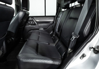 Подержанный автомобиль Mitsubishi Pajero 2011 года (10 фото)