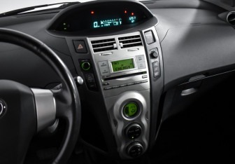 Подержанный автомобиль Toyota Yaris Hatchback 2007 года (16 фото)