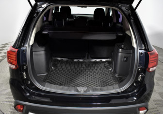 Подержанный автомобиль Mitsubishi Outlander 2017 года (19 фото)
