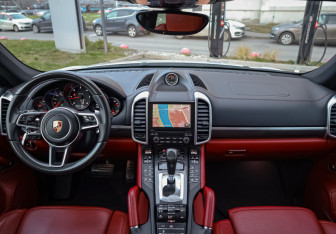 Подержанный автомобиль Porsche Cayenne 2016 года (11 фото)