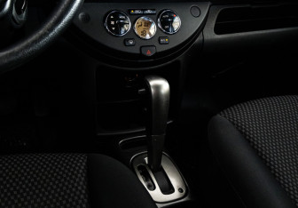 Подержанный автомобиль Nissan Note 2006 года (12 фото)