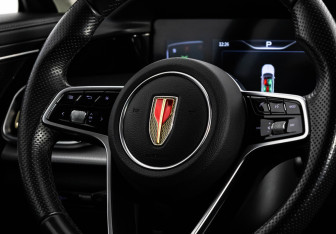 Подержанный автомобиль Hongqi H5 2024 года (14 фото)