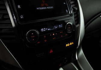 Подержанный автомобиль Mitsubishi Pajero Sport 2017 года (18 фото)