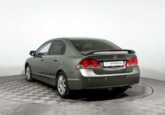 Подержанный автомобиль Honda Civic Sedan 2007 года (7 фото)