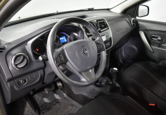 Подержанный автомобиль Renault Sandero 2016 года (9 фото)
