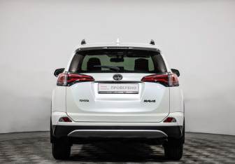 Подержанный автомобиль Toyota RAV4 2017 года (6 фото)