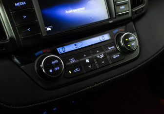 Подержанный автомобиль Toyota RAV4 2014 года (16 фото)