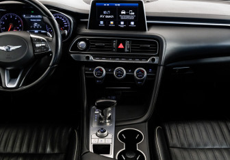 Подержанный автомобиль Genesis G70 2018 года (14 фото)