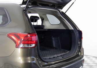 Подержанный автомобиль Mitsubishi Outlander 2016 года (18 фото)