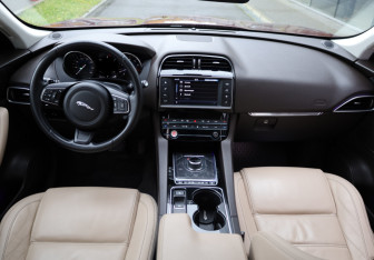 Подержанный автомобиль Jaguar F-Pace 2017 года (8 фото)