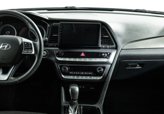Подержанный автомобиль Hyundai Sonata 2019 года (14 фото)