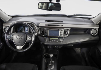Подержанный автомобиль Toyota RAV4 2015 года (9 фото)