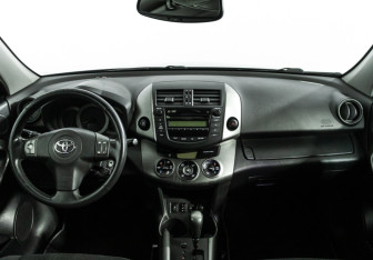 Подержанный автомобиль Toyota RAV4 2011 года (13 фото)
