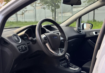 Подержанный автомобиль Ford Fiesta Sedan 2015 года (8 фото)
