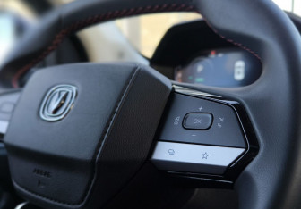 Подержанный автомобиль Changan UNI-S 2024 года (19 фото)