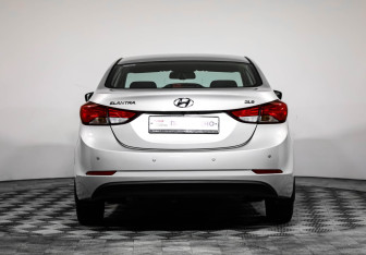 Подержанный автомобиль Hyundai Elantra Sedan 2015 года (6 фото)