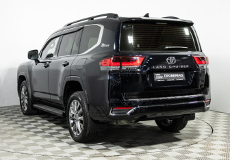 Подержанный автомобиль Toyota Land Cruiser Suv 2021 года (7 фото)