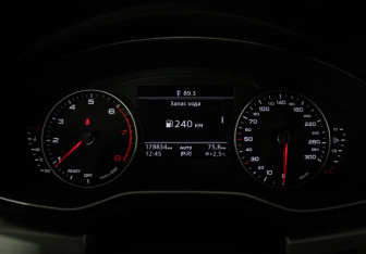 Подержанный автомобиль Audi A4 Sedan 2017 года (11 фото)