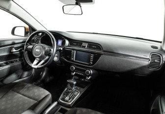 Подержанный автомобиль Kia Rio Hatchback 2018 года (9 фото)