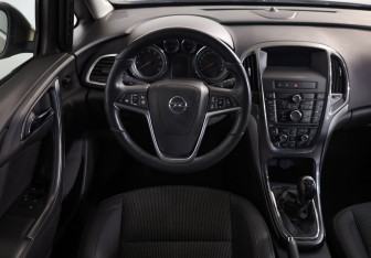 Подержанный автомобиль Opel Astra Hatchback 2012 года (10 фото)