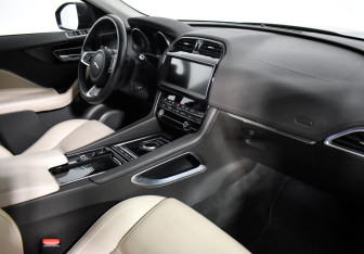 Подержанный автомобиль Jaguar F-Pace 2019 года (14 фото)