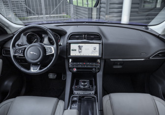 Подержанный автомобиль Jaguar F-Pace 2018 года (13 фото)