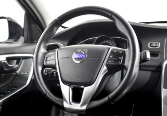 Подержанный автомобиль Volvo V60 Cross Country 2018 года (14 фото)