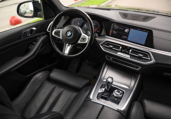 Подержанный автомобиль BMW X5 2021 года (12 фото)
