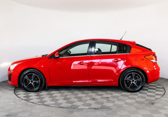 Подержанный автомобиль Chevrolet Cruze Hatchback 2014 года (8 фото)