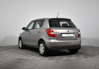 Подержанный автомобиль Skoda Fabia Hatchback 2013 года (7 фото)