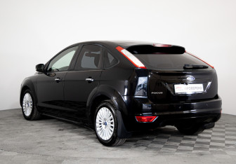 Подержанный автомобиль Ford Focus Hatchback 2010 года (7 фото)
