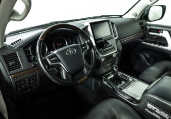 Подержанный автомобиль Toyota Land Cruiser Suv 2018 года (11 фото)