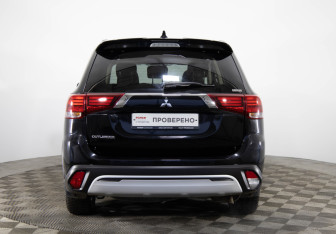Подержанный автомобиль Mitsubishi Outlander 2021 года (6 фото)