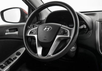 Подержанный автомобиль Hyundai Solaris Hatchback 2011 года (14 фото)