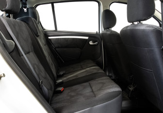 Подержанный автомобиль Renault Sandero 2013 года (12 фото)