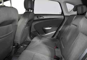 Подержанный автомобиль Opel Astra Hatchback 2011 года (11 фото)