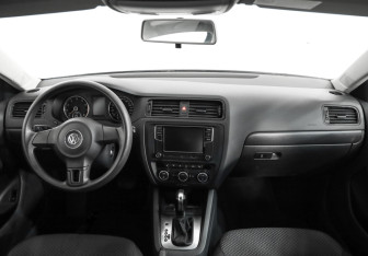 Подержанный автомобиль Volkswagen Jetta Sedan 2014 года (10 фото)
