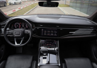 Подержанный автомобиль Audi Q8 2019 года (11 фото)