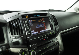 Подержанный автомобиль Toyota Land Cruiser Suv 2011 года (18 фото)