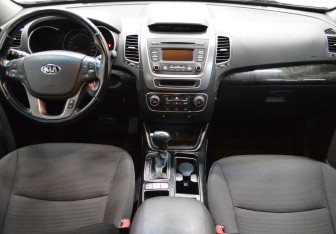Подержанный автомобиль Kia Sorento 2016 года (14 фото)