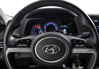 Подержанный автомобиль Hyundai Elantra Sedan 2022 года (17 фото)