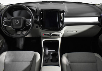 Подержанный автомобиль Volvo XC40 2018 года (14 фото)
