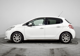 Подержанный автомобиль Peugeot 208 2013 года (8 фото)