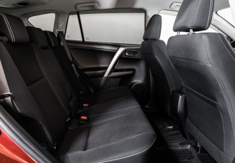 Подержанный автомобиль Toyota RAV4 2017 года (19 фото)